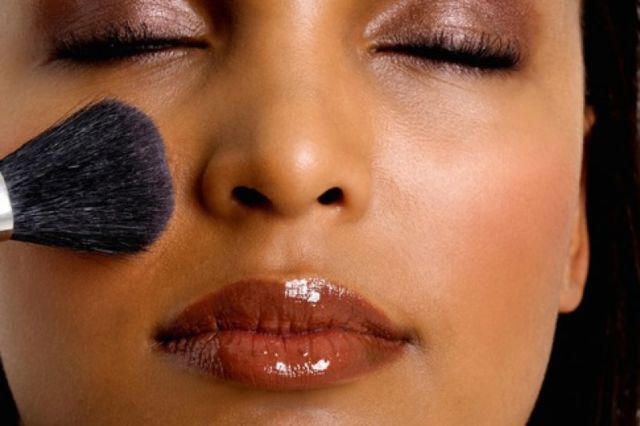 Usapkan blush on secara tepat untuk hasil maksimal