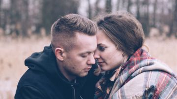 5 Alasan Mengapa Sebagian Cowok Memilih Menjalin Hubungan dengan Cewek yang Lebih Tua. Mau Tahu?