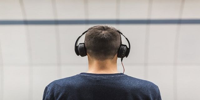 Menghibur diri sendiri dengan musik