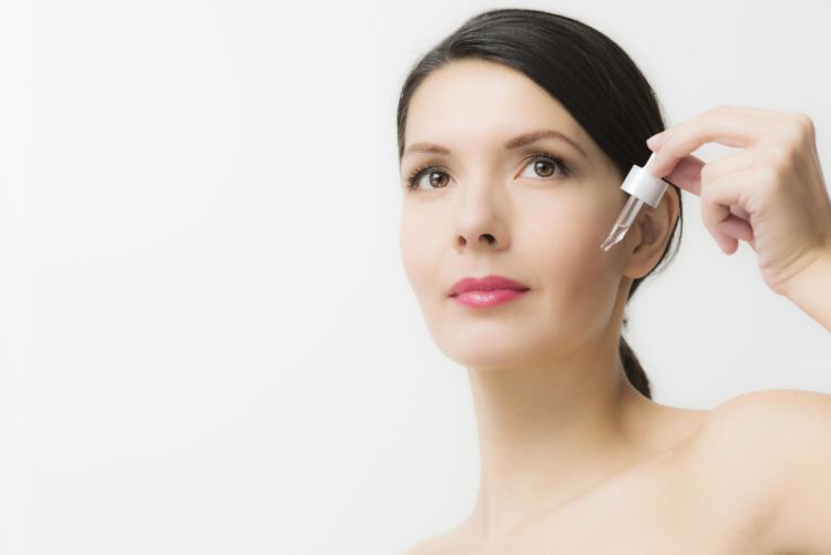Sudah Rutin Pakai Krim Tapi Wajah Belum Kinclong Juga? Mungkin Kamu Lupa Memakai Serum