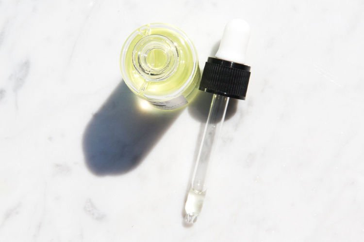 Sudah Rutin Pakai Krim Tapi Wajah Belum Kinclong Juga? Mungkin Kamu Lupa Memakai Serum