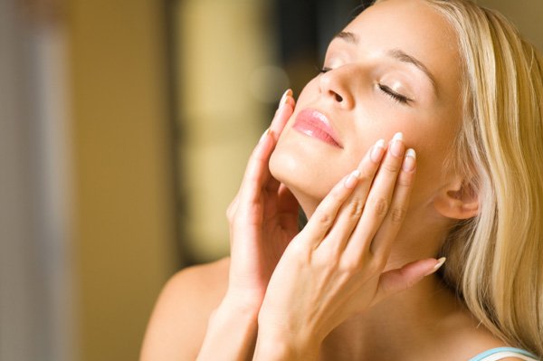 Sudah Rutin Pakai Krim Tapi Wajah Belum Kinclong Juga? Mungkin Kamu Lupa Memakai Serum 11 Sudah Rutin Pakai Krim Tapi Wajah Belum Kinclong Juga? Mungkin Kamu Lupa Memakai Serum