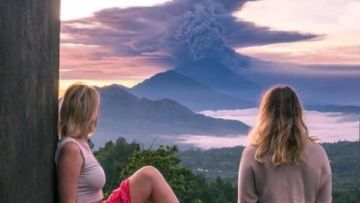 Turis di Bali Berpose dengan Letusan Gunung Agung. Bukti Kalau Bencana Tak Perlu Ditakuti Berlebihan!