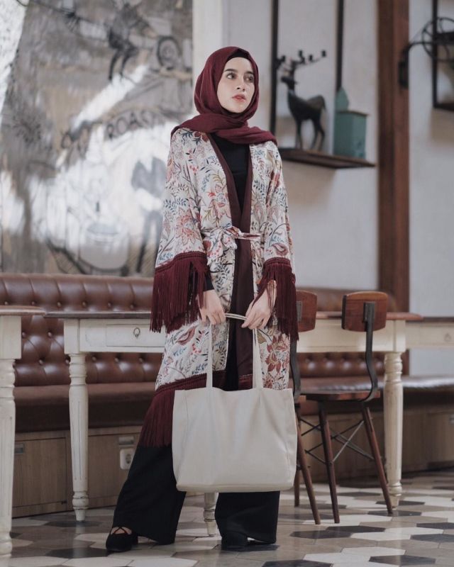 Cantik Berhijab dengan Celana Longgar Ala Aghnia Punjabi. Lebih Mudah Bergerak, Terasa Sejuk, Pun Nggak Risih Dilihat
