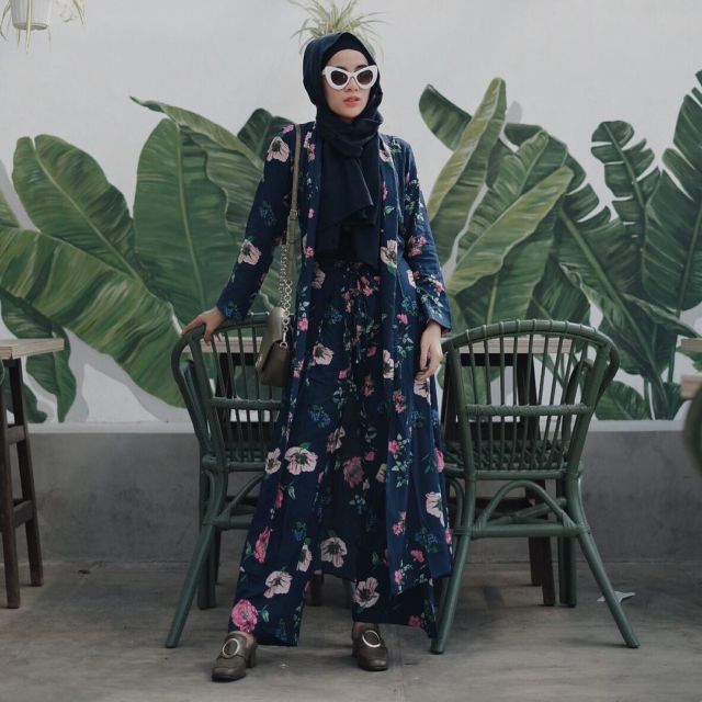Cantik Berhijab dengan Celana Longgar Ala Aghnia Punjabi. Lebih Mudah Bergerak, Terasa Sejuk, Pun Nggak Risih Dilihat