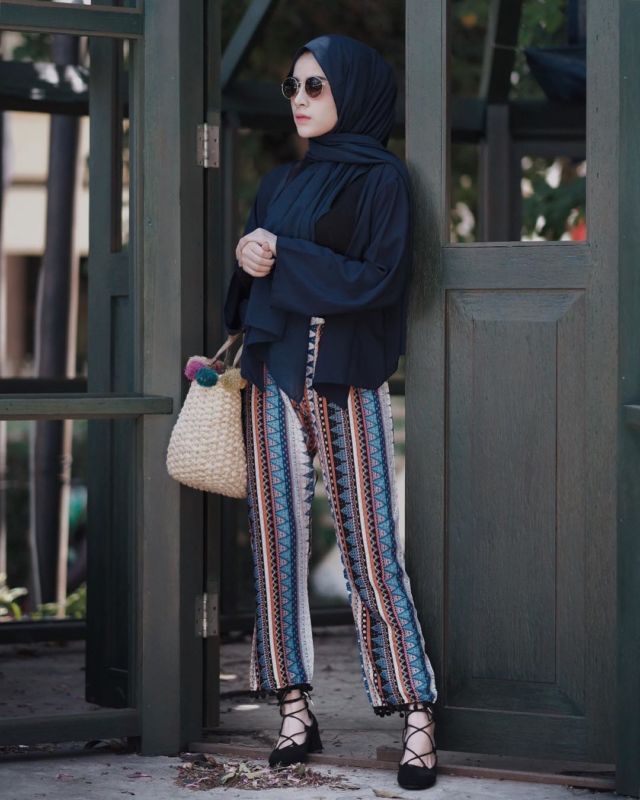Cantik Berhijab dengan Celana Longgar Ala Aghnia Punjabi. Lebih Mudah Bergerak, Terasa Sejuk, Pun Nggak Risih Dilihat