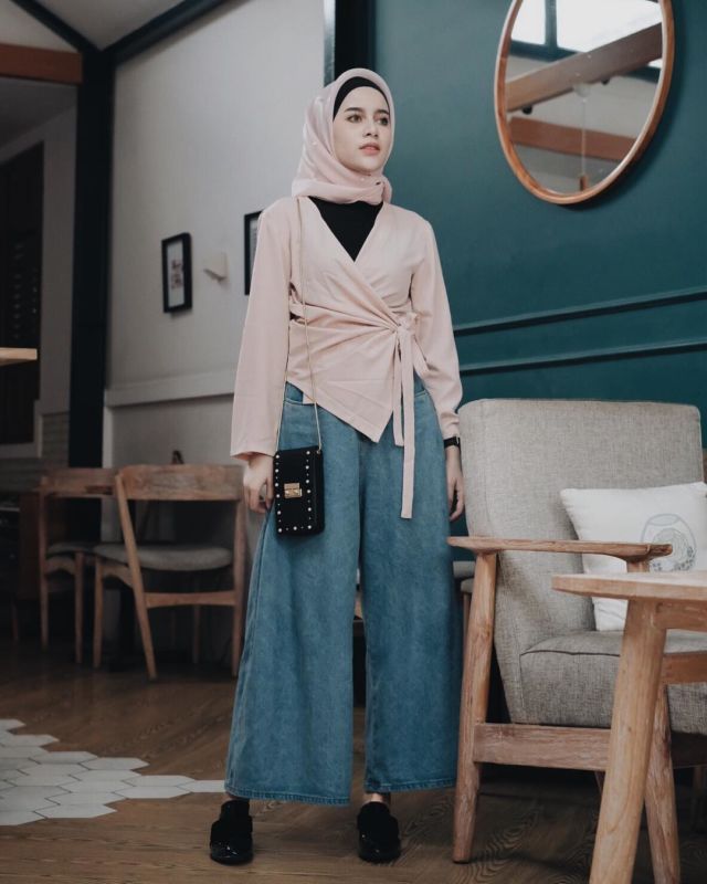 Cantik Berhijab dengan Celana Longgar Ala Aghnia Punjabi. Lebih Mudah Bergerak, Terasa Sejuk, Pun Nggak Risih Dilihat