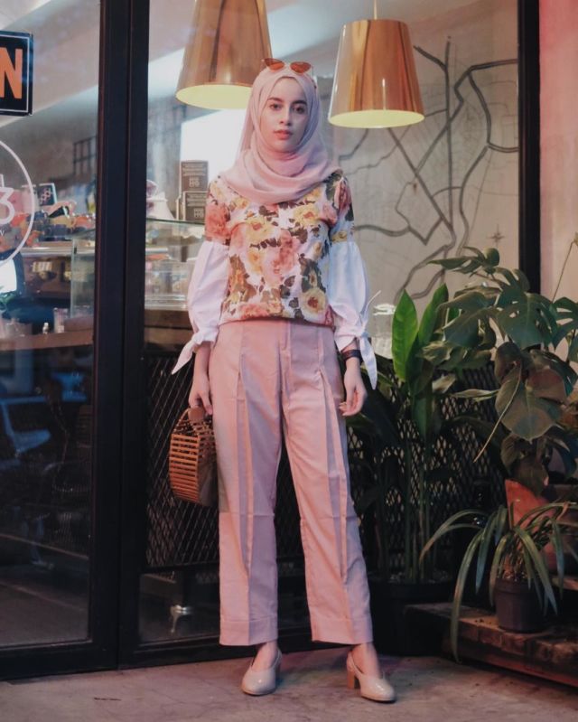 Cantik Berhijab dengan Celana Longgar Ala Aghnia Punjabi. Lebih Mudah Bergerak, Terasa Sejuk, Pun Nggak Risih Dilihat