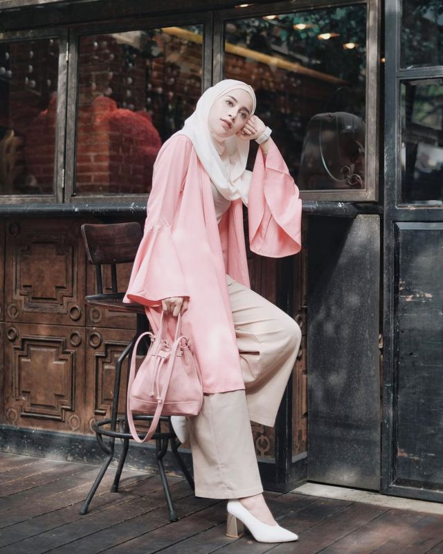 Cantik Berhijab dengan Celana Longgar Ala Aghnia Punjabi. Lebih Mudah Bergerak, Terasa Sejuk, Pun Nggak Risih Dilihat