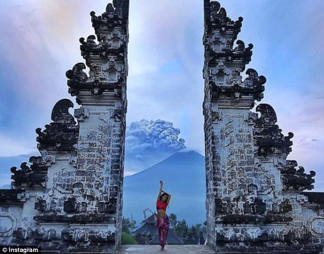 Turis di Bali Berpose dengan Letusan Gunung Agung. Bukti Kalau Bencana Tak Perlu Ditakuti Berlebihan!