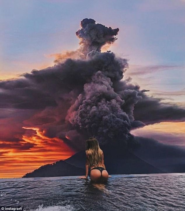 Turis di Bali Berpose dengan Letusan Gunung Agung. Bukti Kalau Bencana Tak Perlu Ditakuti Berlebihan!