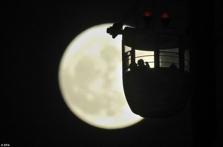 15 Foto Penampakan Supermoon yang Spektakuler dari Seluruh Dunia. Luar Biasa Indahnya!