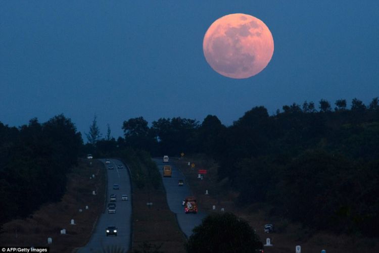 15 Foto Penampakan Supermoon yang Spektakuler dari Seluruh Dunia. Luar Biasa Indahnya!