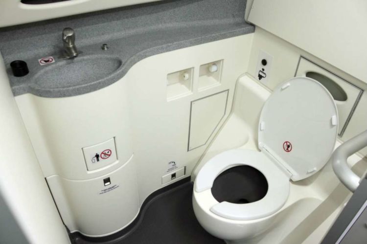 Konyol Sih, Pesawat Ini Harus Mendarat Darurat Karena Toilet Mampet. Begini Kronologisnya!