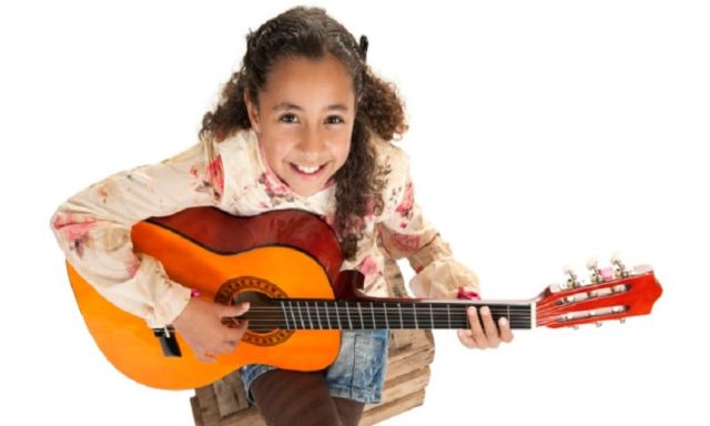 Bermain gitar