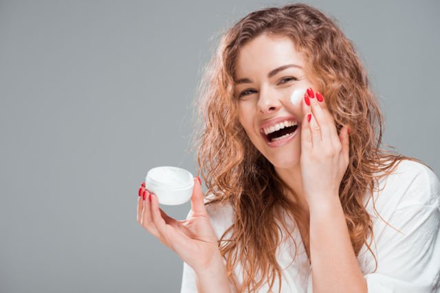 Tips Memutihkan Badan Secara Alami. Sudah Mencoba? 5 Menggunakan pemutih wajah