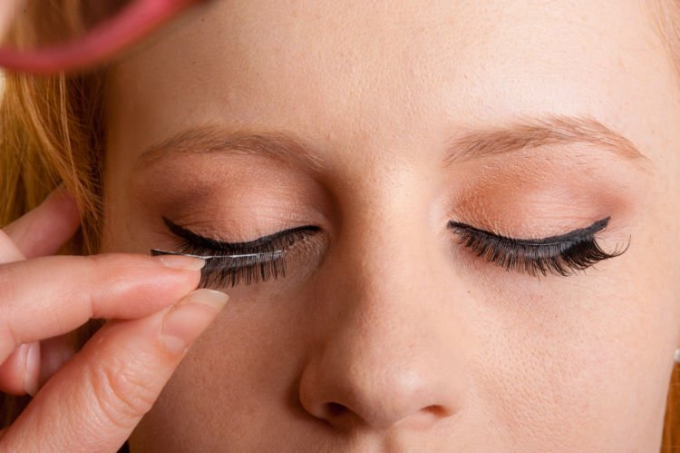 Tutorial Pasang Bulu Mata Palsu dari MUA. Ada Rahasianya~