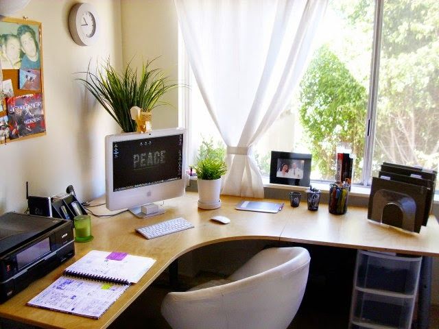 Jika Kamu Bosan Saat di Kantor, Lakukan Hal Ini! 2 Meja Kantor