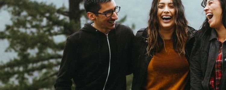 7 Hal Ini yang Tanpa Disadari Bisa Membuat Anda Terlihat Lebih Menarik dan Disukai Banyak Orang