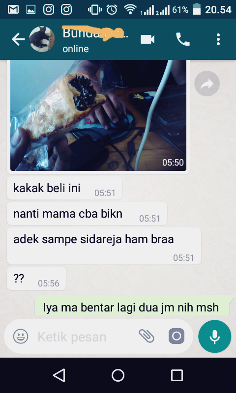 11 Hal yang Pasti Dilakukan Ibu Saat Baru Bisa Menggunakan WhatsApp. Kesel, Lucu, dan Bikin Rindu!