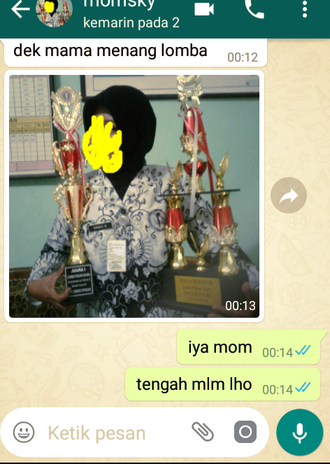 11 Hal yang Pasti Dilakukan Ibu Saat Baru Bisa Menggunakan WhatsApp. Kesel, Lucu, dan Bikin Rindu!