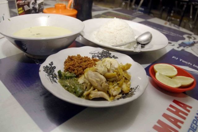 soto ayam dengan nasi perpaduan yang sangat pas