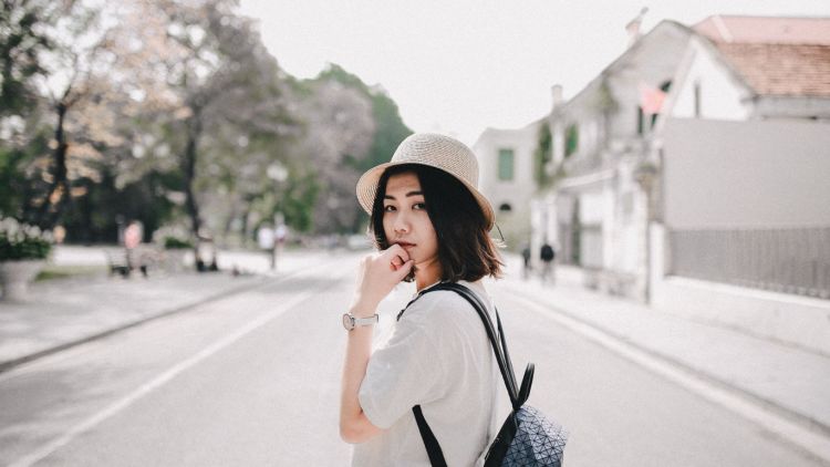 6 Hal yang Pasti Dirasa Saat Kamu Dicap Susah Dapat Pasangan, Cuma Gara-Gara Jarang Dandan