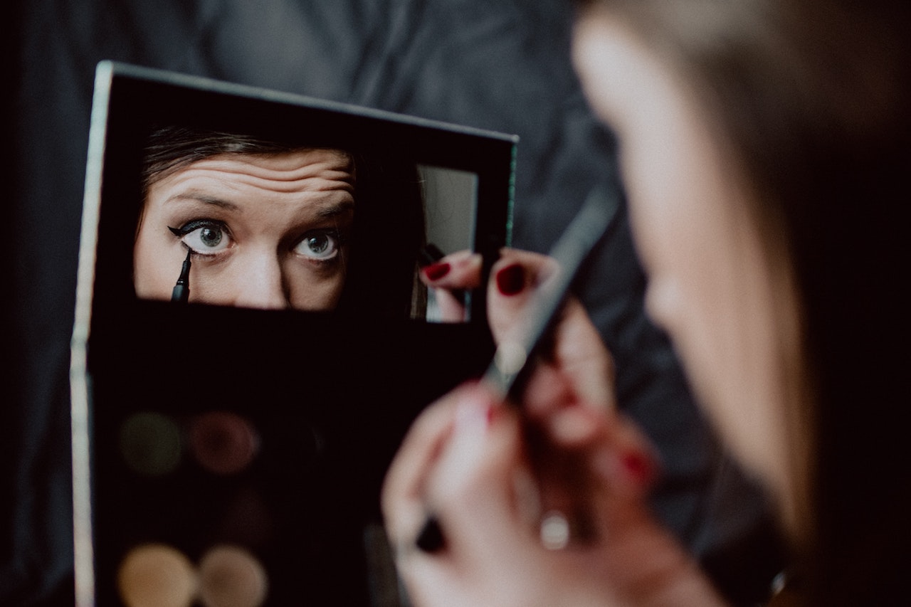 8 Trik Make Up Sederhana Buat Kamu, Cewek Berpipi Tembem yang Mau Tampil Beda!