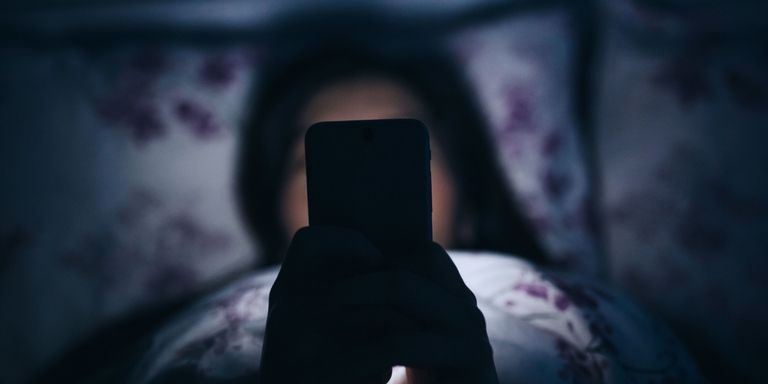 Selalu Main HP Sebelum Tidur, Cowok ini Terkena Strok di Batang Lehernya. Kurang-Kurangi, Ya!