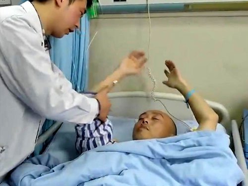 Selalu Main HP Sebelum Tidur, Cowok ini Terkena Strok di Batang Lehernya. Kurang-Kurangi, Ya!