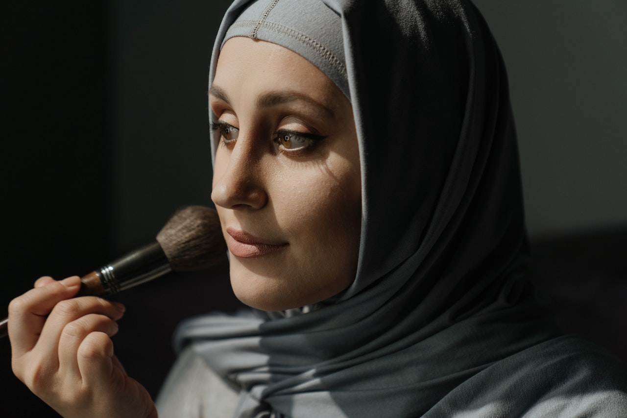 8 Trik Make Up Sederhana Buat Kamu, Cewek Berpipi Tembem yang Mau Tampil Beda!