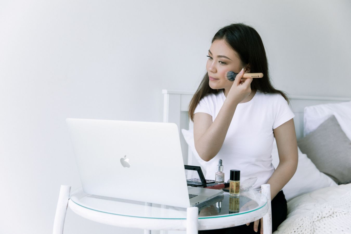 8 Trik Make Up Sederhana Buat Kamu, Cewek Berpipi Tembem yang Mau Tampil Beda!