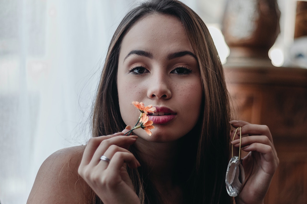 8 Trik Make Up Sederhana Buat Kamu, Cewek Berpipi Tembem yang Mau Tampil Beda!