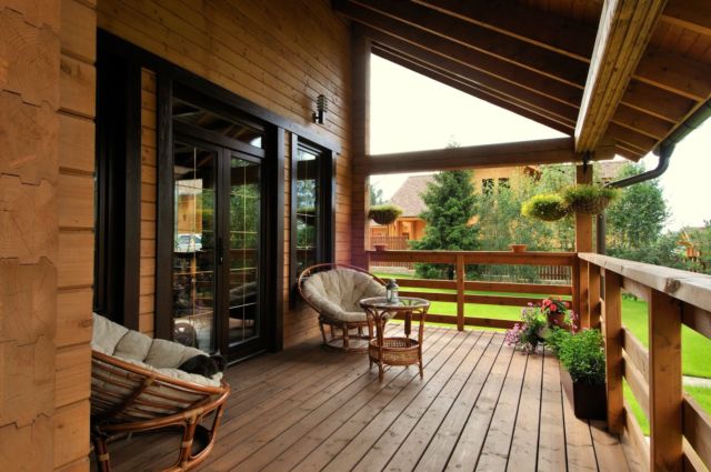 10 Inspirasi Lantai untuk Halaman Rumah. Bekal untuk Santai Sore di Teras Bersama Pasangan Sah