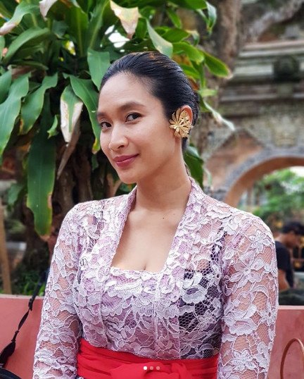 10+ Inspirasi Kebaya Bali yang Anggun Ala Happy Salma. Bisa Jadi Variasi Model Kebaya Wisudamu Nih
