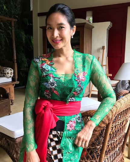 10+ Inspirasi Kebaya Bali yang Anggun Ala Happy Salma. Bisa Jadi Variasi Model Kebaya Wisudamu Nih