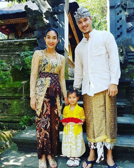 10 Inspirasi Kebaya Bali yang Anggun Ala Happy Salma 