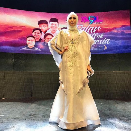 Fenita Arie Kini Mantap Berhijrah dan Berbusana Tertutup. Intip Inspirasi Gaya Hijab Cantik Nan Elegannya Yuk!