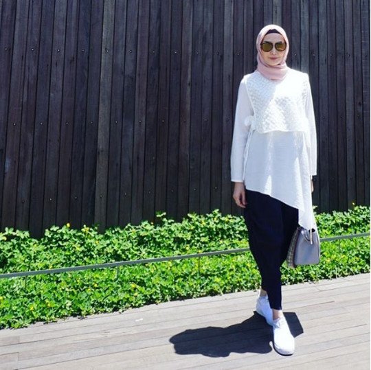Fenita Arie Kini Mantap Berhijrah dan Berbusana Tertutup. Intip Inspirasi Gaya Hijab Cantik Nan Elegannya Yuk!