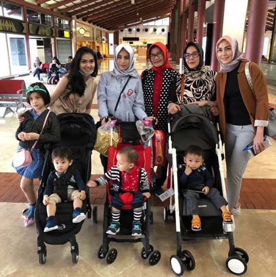 Fenita Arie Kini Mantap Berhijrah dan Berbusana Tertutup. Intip Inspirasi Gaya Hijab Cantik Nan Elegannya Yuk!