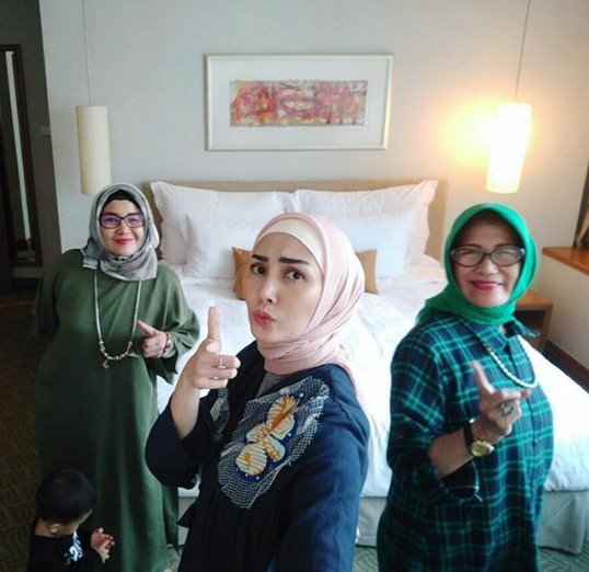 Fenita Arie Kini Mantap Berhijrah dan Berbusana Tertutup. Intip Inspirasi Gaya Hijab Cantik Nan Elegannya Yuk!