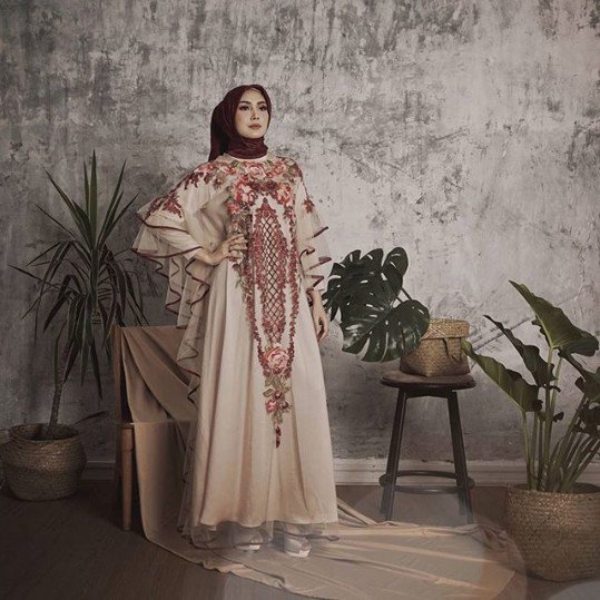Fenita Arie Kini Mantap Berhijrah dan Berbusana Tertutup. Intip Inspirasi Gaya Hijab Cantik Nan Elegannya Yuk!