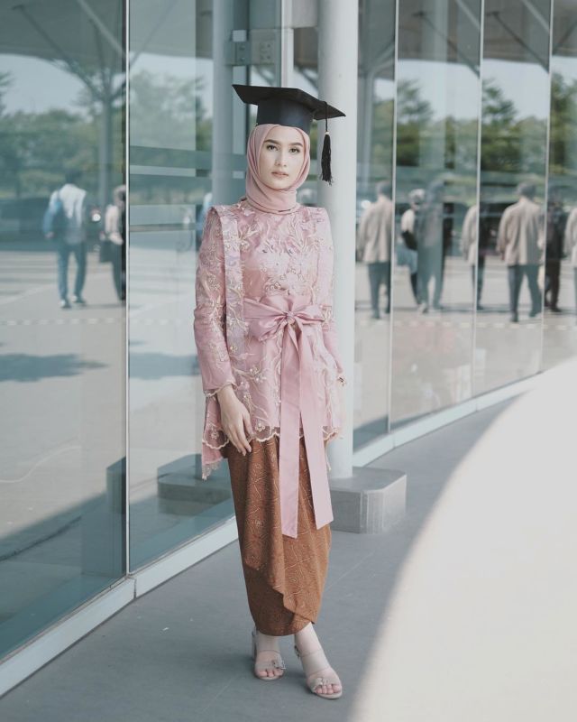 12+ Ragam Kebaya dan Rok Batik ala Dwi Handa, Klop Buatmu yang Kurang Berisi Badannya
