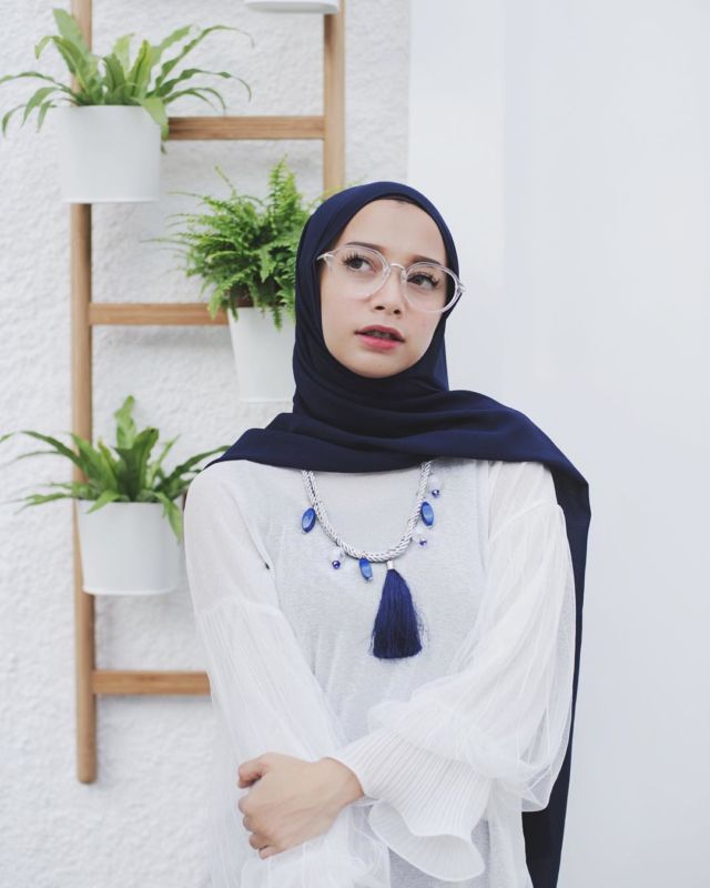Begini Cara Make-up yang Benar untukmu Gadis Manis Berhijab dan Pakai Kacamata