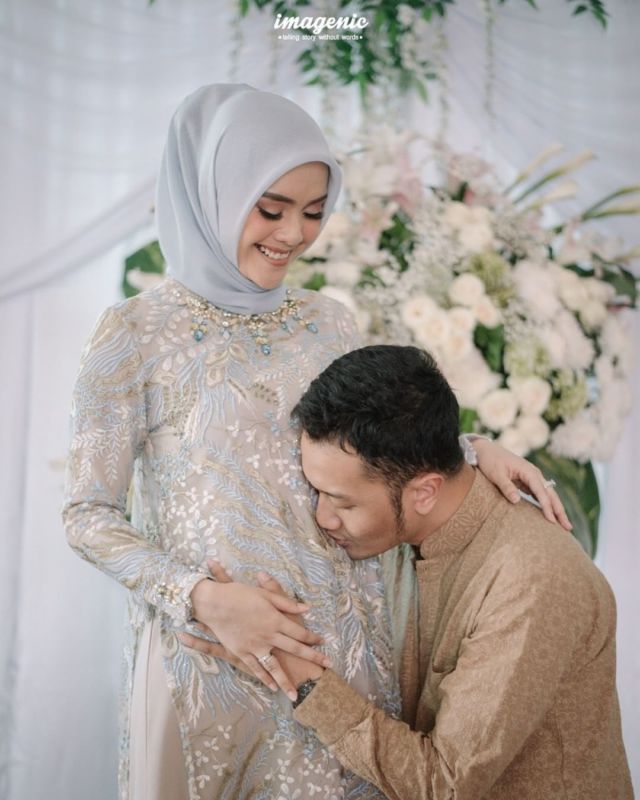 Tanpa Harus Vulgar, Ibu Hamil Berhijab Juga Bisa Berfoto yang Ciamik. Apalagi Kalau Barengan Sama Suamik