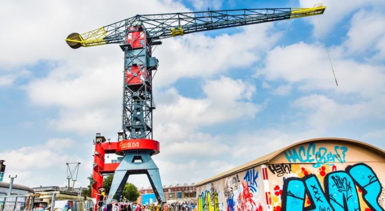 Merasakan Sensasi Menginap di Hotel dalam Crane yang Sangat Tinggi. Antara Seru dan Ngeri Sih!