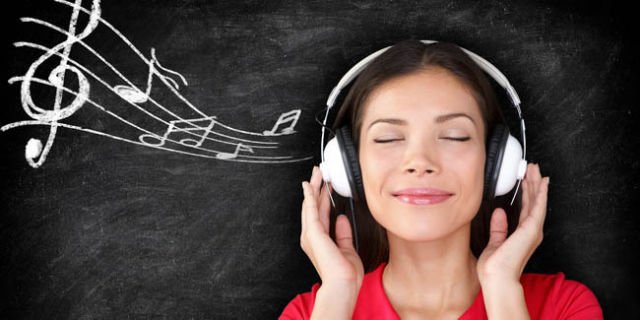 Mendengarkan musik