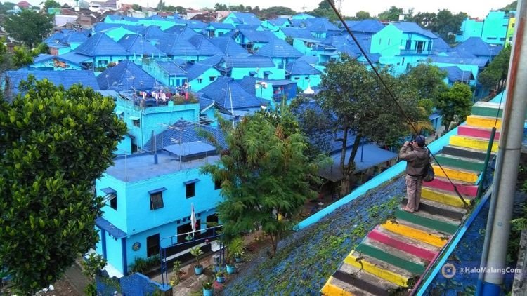Kampung Biru, Destinasi Kekinian Baru yang Bisa Kamu Kunjungi di Malang! Kapan Kamu ke Sana?