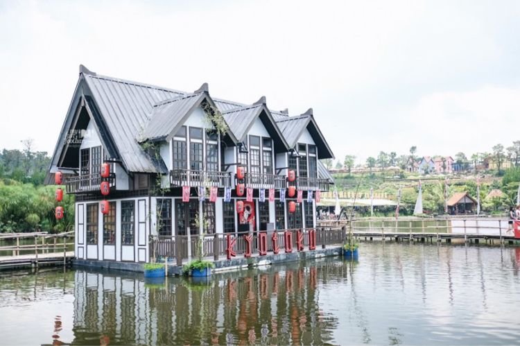 Kyotoku Floating Market, Destinasi Kekinian ala Jepang yang Bisa Kamu Nikmati di Lembang!