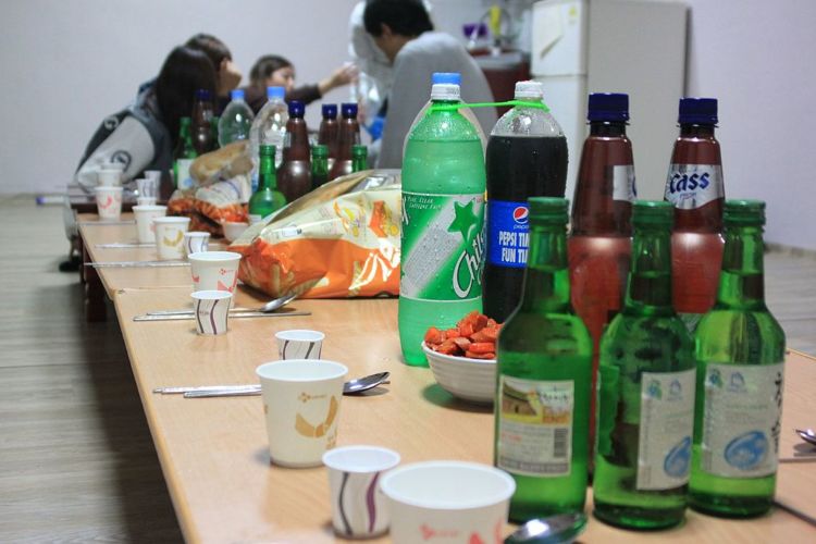 6 Alasan Kenapa Orang Korsel Sulit Banget Buat Nggak Minum. Bukan Cuma Sekadar Suka Mabuk Doang